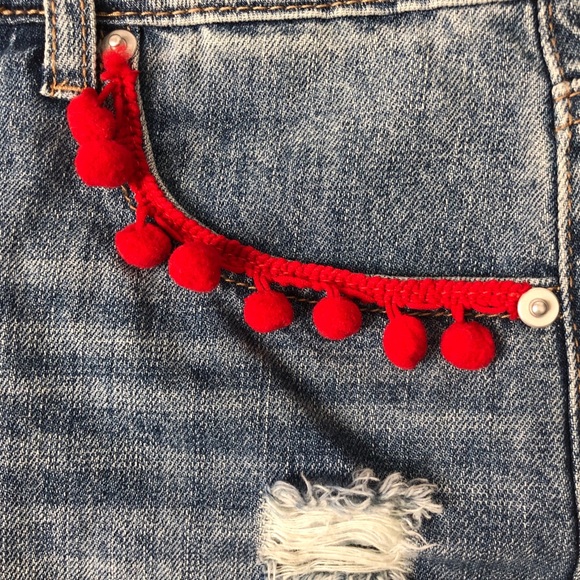 🐝 3/$20 Ashley Mason Red Pom Pom Denim Shorts Size 27 - Picture 9 of 11